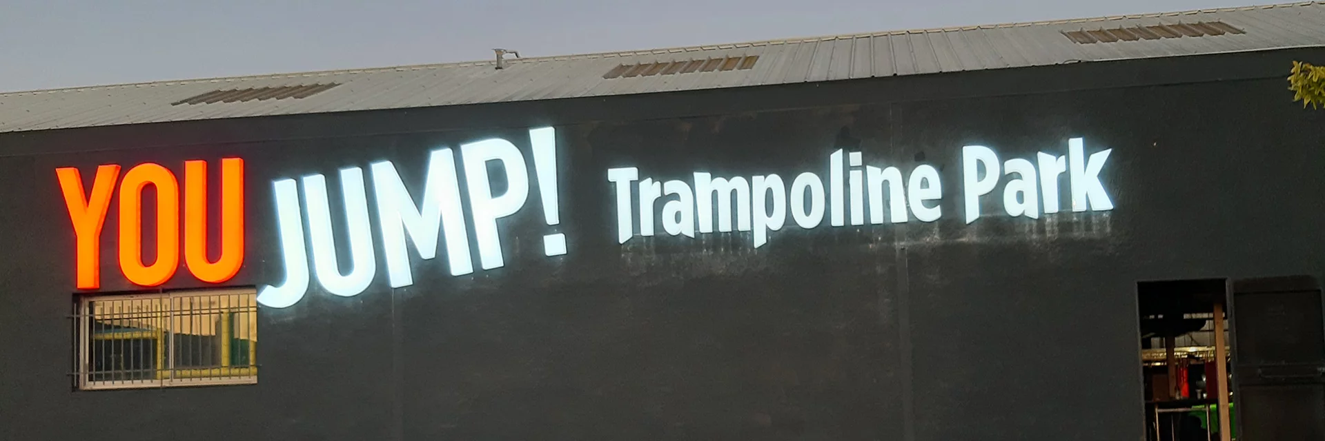 Enseigne lumineuse - reflets-entreprises_youjump-banniere